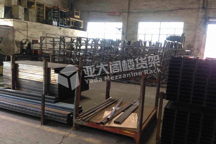 廣州亞大閣樓貨架廠家訂單不斷，工廠人員正全力以赴趕貨中